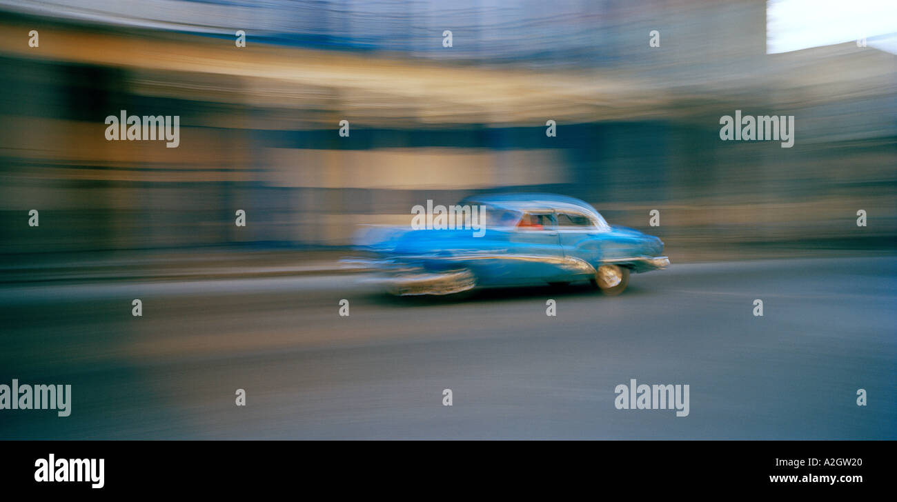 Städte der Welt. Amerikanische Oldtimer auf den Straßen der Stadt von Havanna in Kuba In Mittelamerika zu beschleunigen. Bewegung Reise Lateinamerika Stockfoto