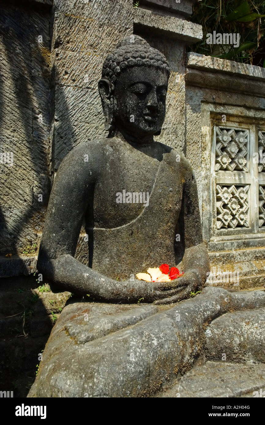 Indonesien Bali  Ubud Buddha Statue im Lotus Sitz mit 