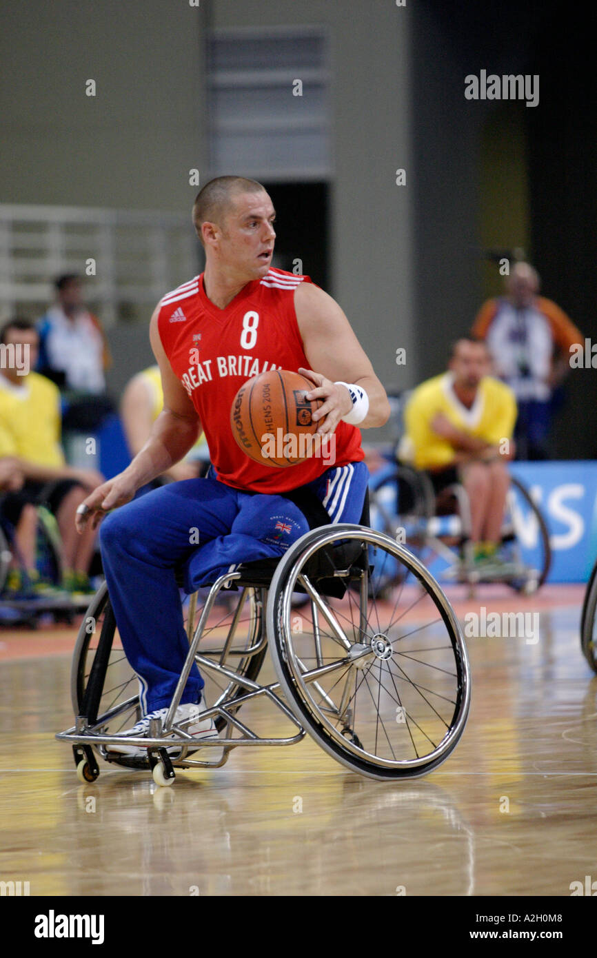 Simon Munn von Großbritannien dribbelt den Ball im Basketball Halbfinalspiel zwischen AUS + GBR Athen 2004 Paralympics Stockfoto