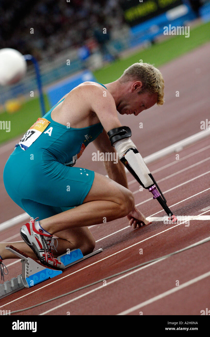 Heath Francis AUS auf seine Spuren auf die erste Etappe der Kategorie Herren 4 x 100 m T42 T46 Finale in Athen 2004 Paralympics laufen Stockfoto