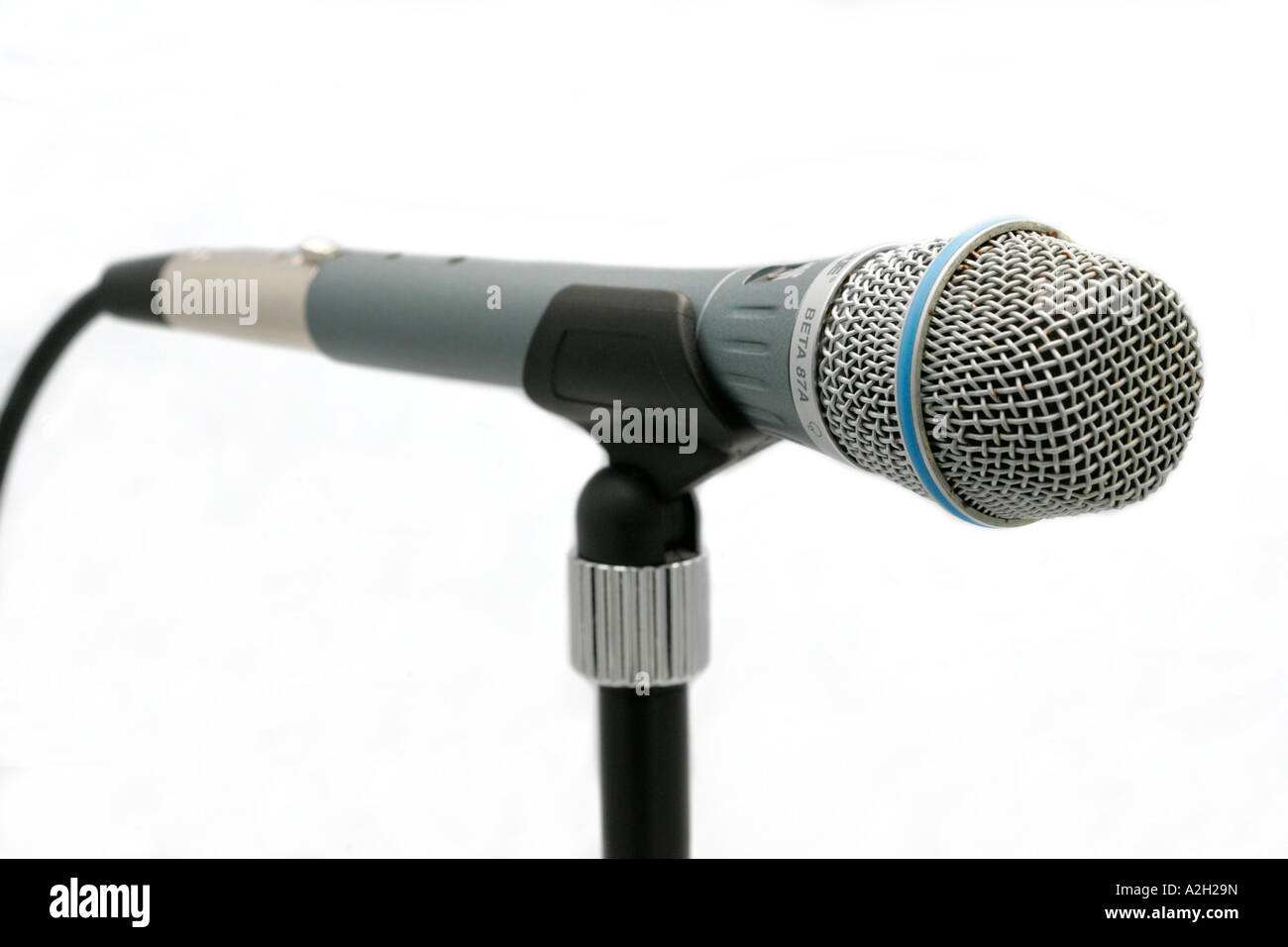 Mikrofon Shure Klassik Adler dynamische Studio Ausschnitt ausschneiden weißen Hintergrund Ko ausfallende elektro mechanisches Gerät Stockfoto