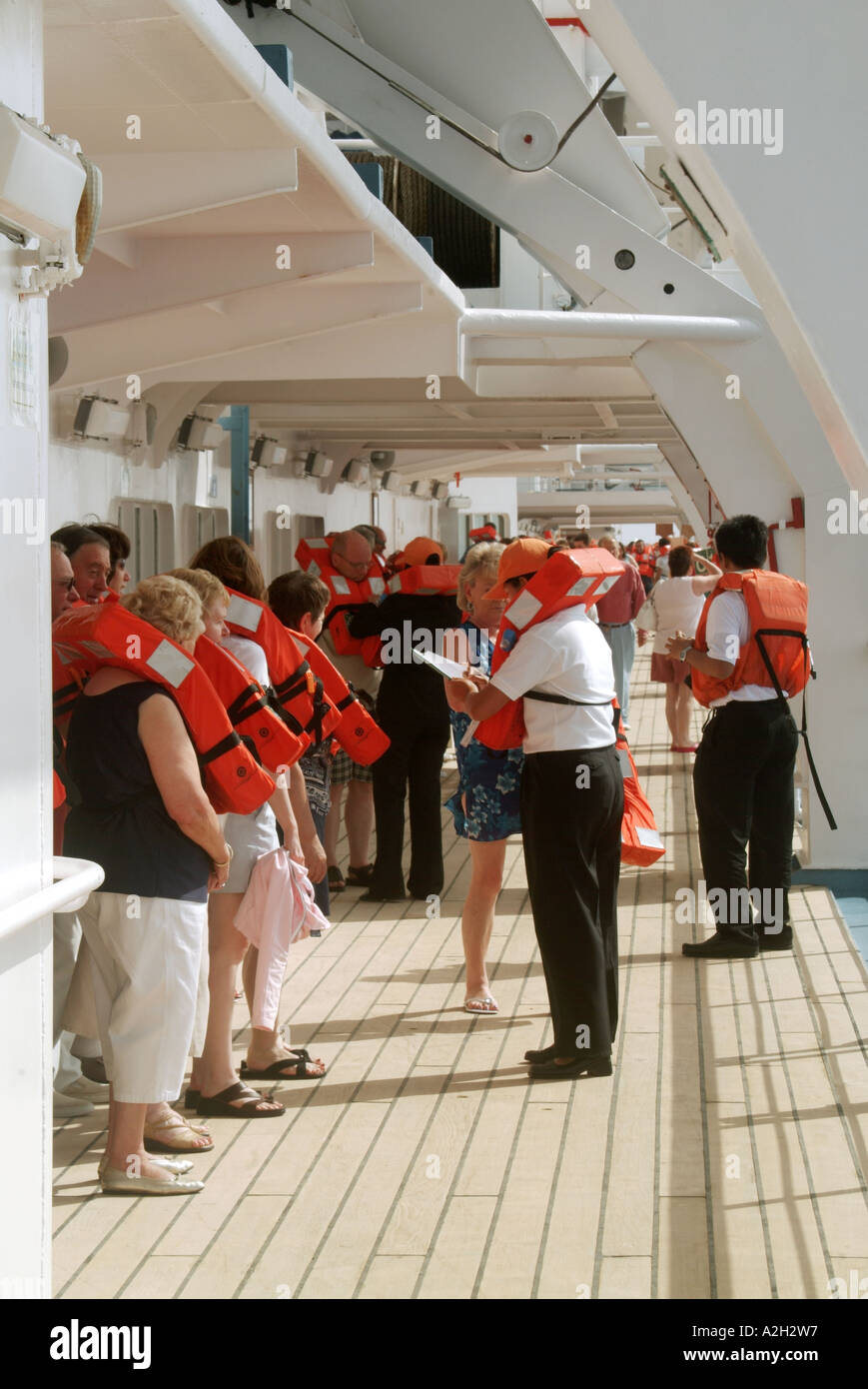 Mittelmeer Kreuzfahrtschiff Passagiere an Bord Kreuzfahrtschiff auf See in der obligatorischen
