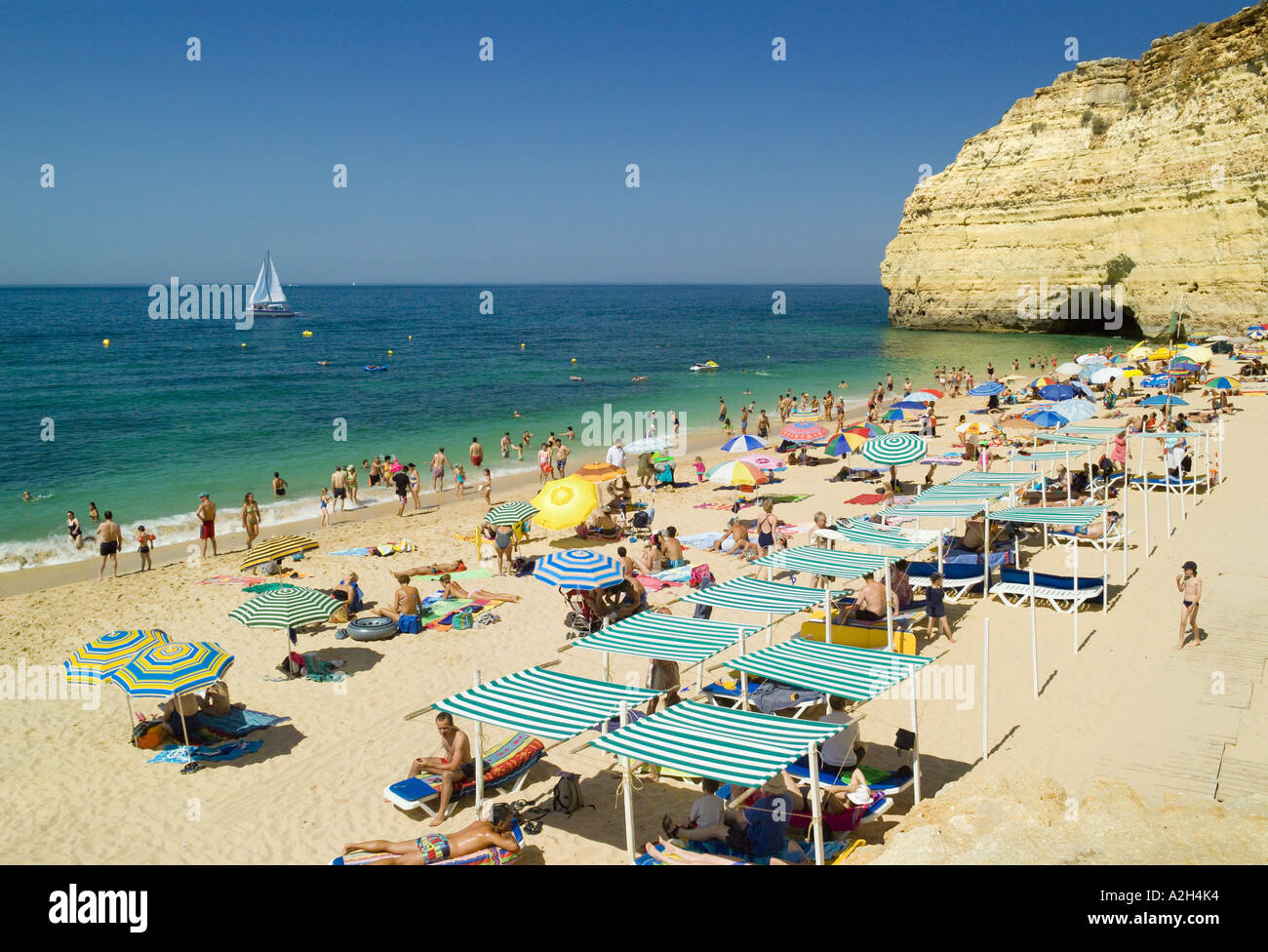 Portugal, Algarve, Centianes Strand in der Nähe von Carvoeiro im Sommer Stockfoto