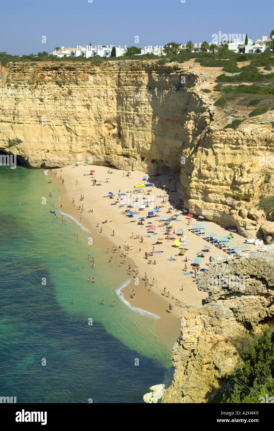 Portugal, Algarve, Centianes Strand in der Nähe von Carvoeiro im Sommer Stockfoto