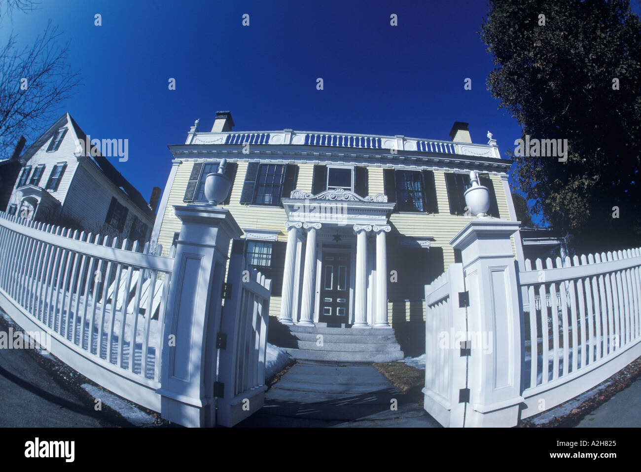 Viktorianisches Haus mit weißen Lattenzaun durch Fish-Eye-Objektiv Woodstock New York 2002 Stockfoto