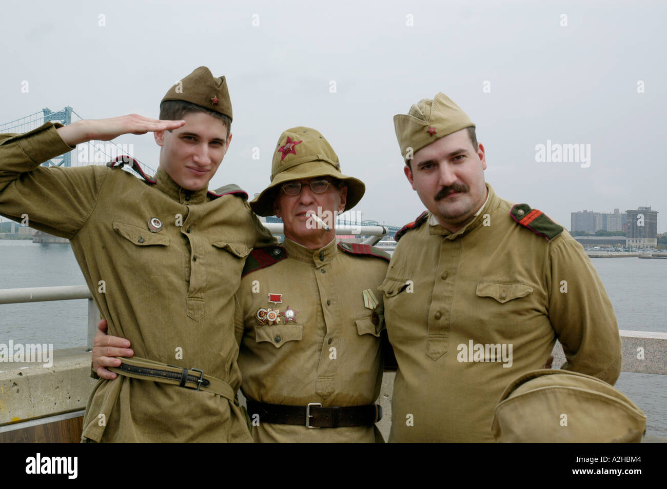 Drei amerikanische Freiwillige in die sowjetische Armee uniform posieren für snapshot-russischen Festival Philadelphia Pennsylvania USA Stockfoto