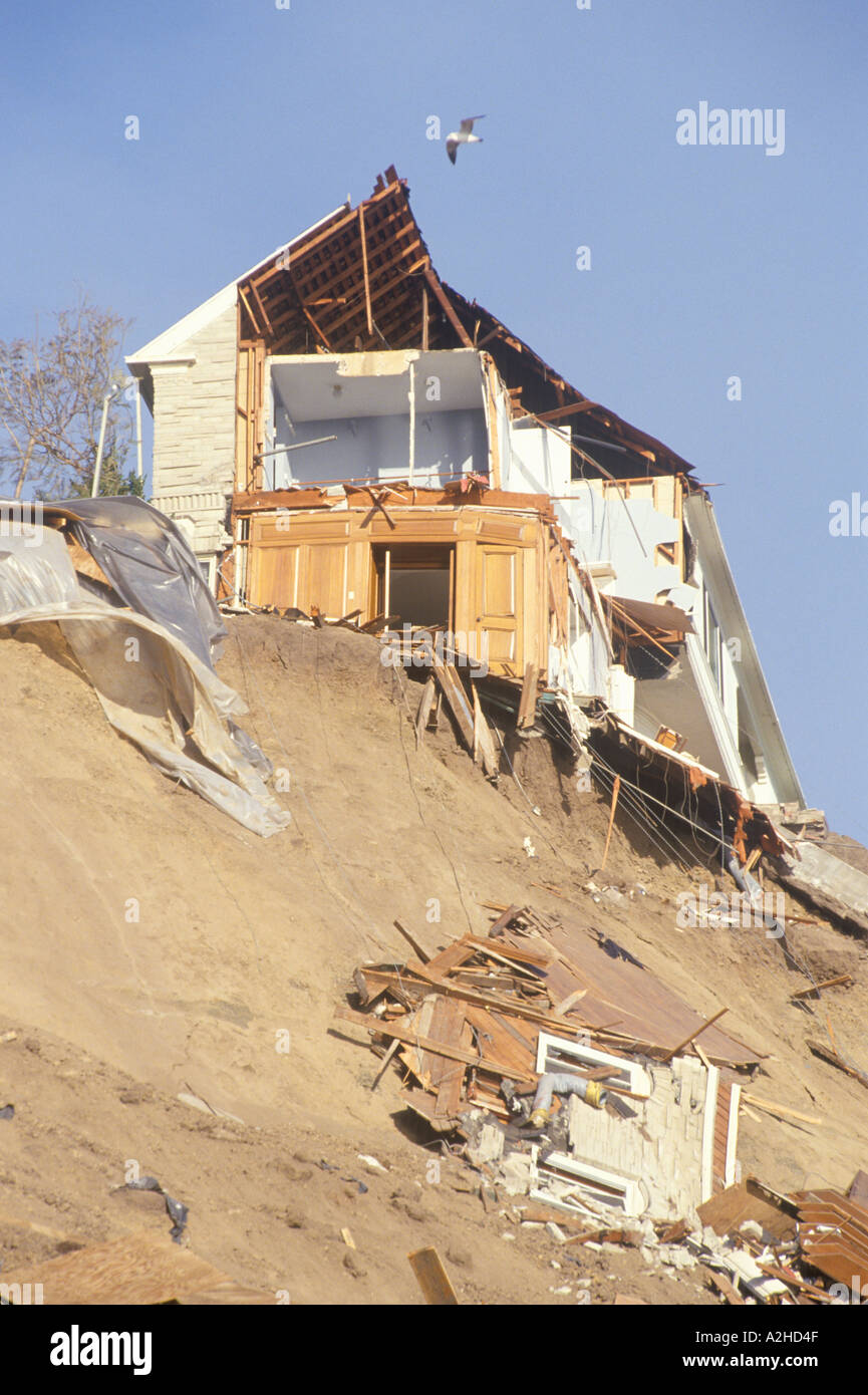 Ein Haus, das teilweise bergab durch das Northridge-Erdbeben 1995 gefallen Stockfoto