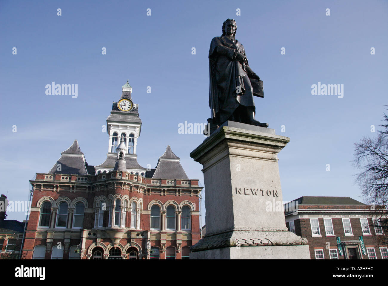 Statue der Mathematiker und Wissenschaftler Sir Isaac Newton in seinem Geburtsort, der Stadt von Grantham Lincolnshire. Stockfoto