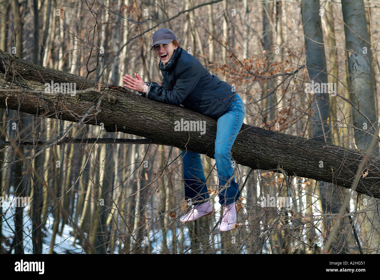 Frau saß in einem Baum Stockfoto