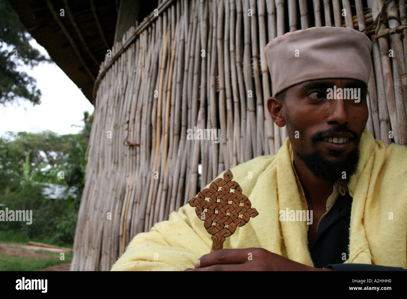 Ein Priester sitzt draußen Ura Kidane Meret, eines der Insel Klöster in Tana-See, Bahar Dar, Äthiopien Stockfoto