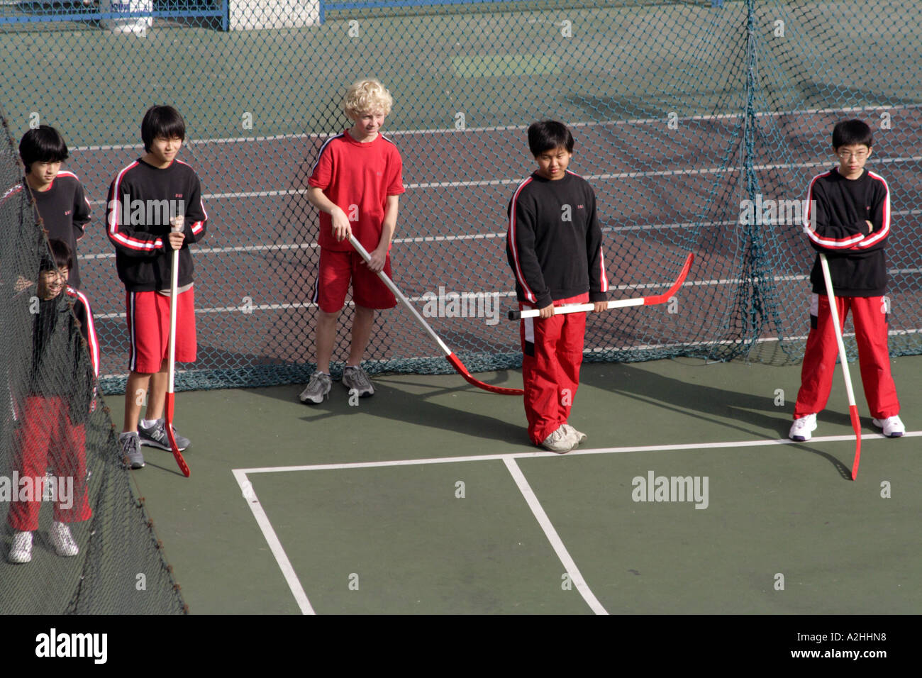 Asian Boys und einem kaukasischen jungen Spielen fangen Sie Hockey, Hong Kong SAR Stockfoto
