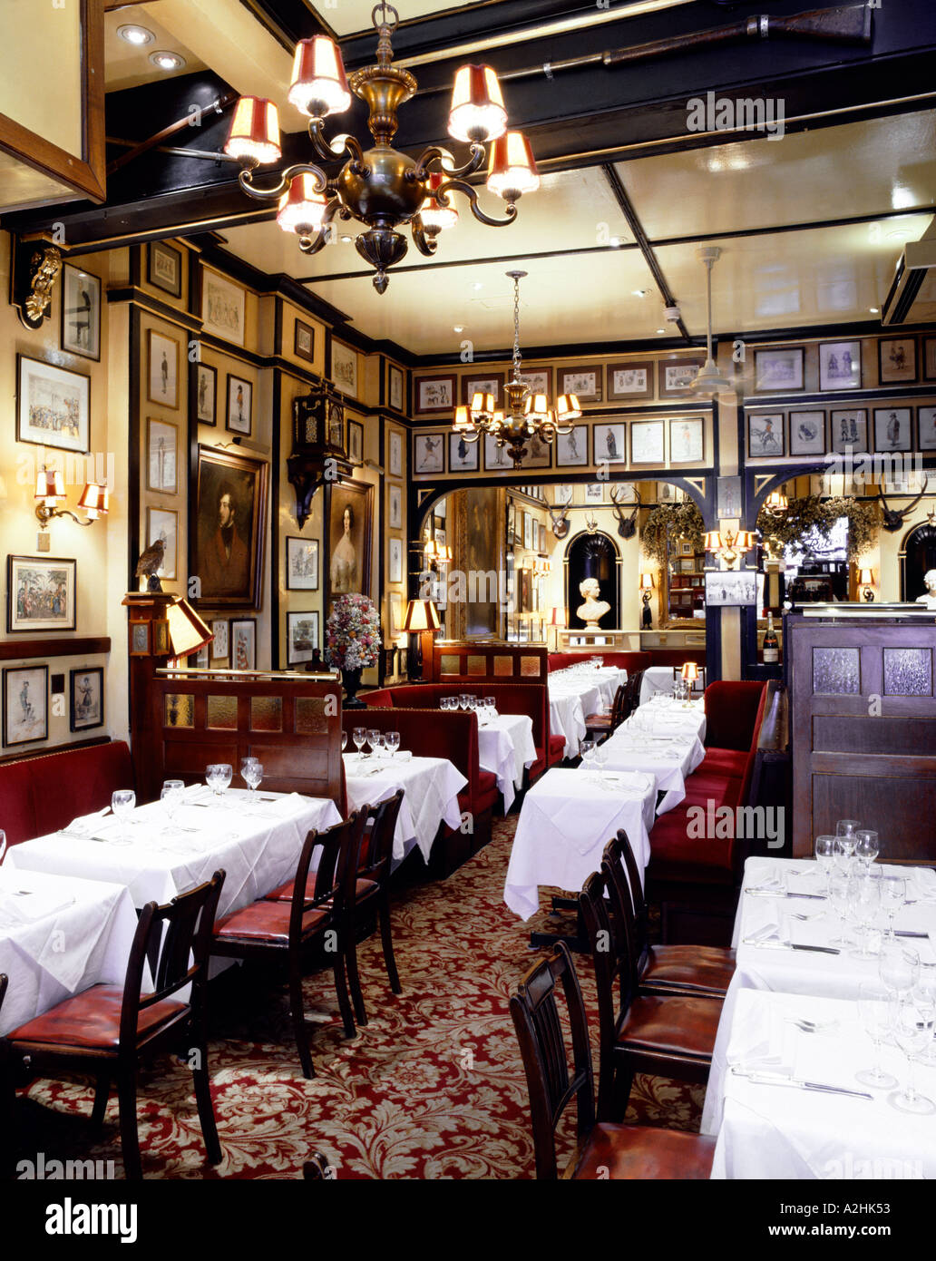 Das Innere der Regeln Restaurant in Covent Garden in London. Auf 6 X 7 Diafilm fotografiert. Stockfoto