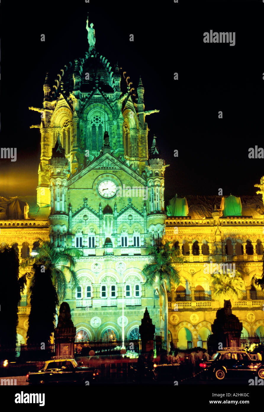 World Heritage Site Chatrapati Shivaji Terminus (ehemals Victoria Terminus) bei Nacht. Mumbai, Indien Stockfoto