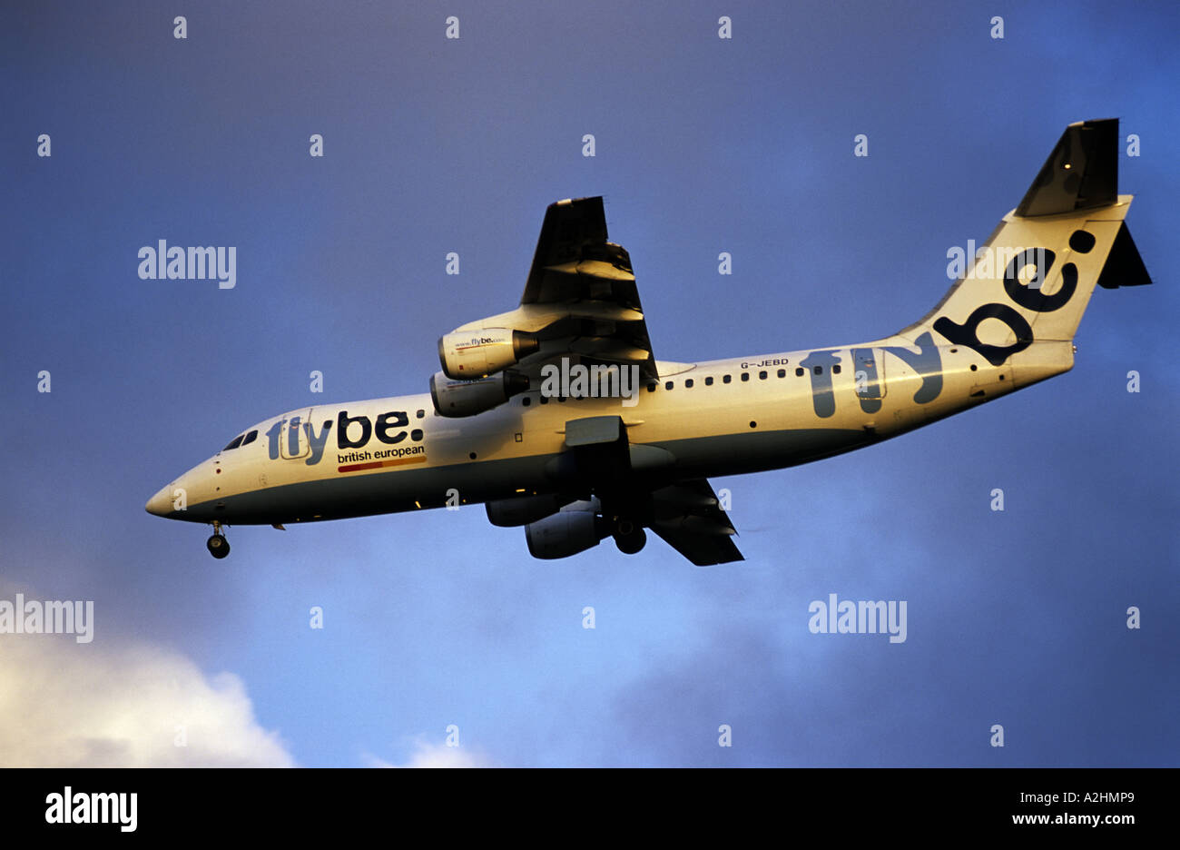 fliegen werden BAe 146 300 Flugzeug nähert sich der internationale Flughafen Birmingham, West Midlands, England, UK Stockfoto