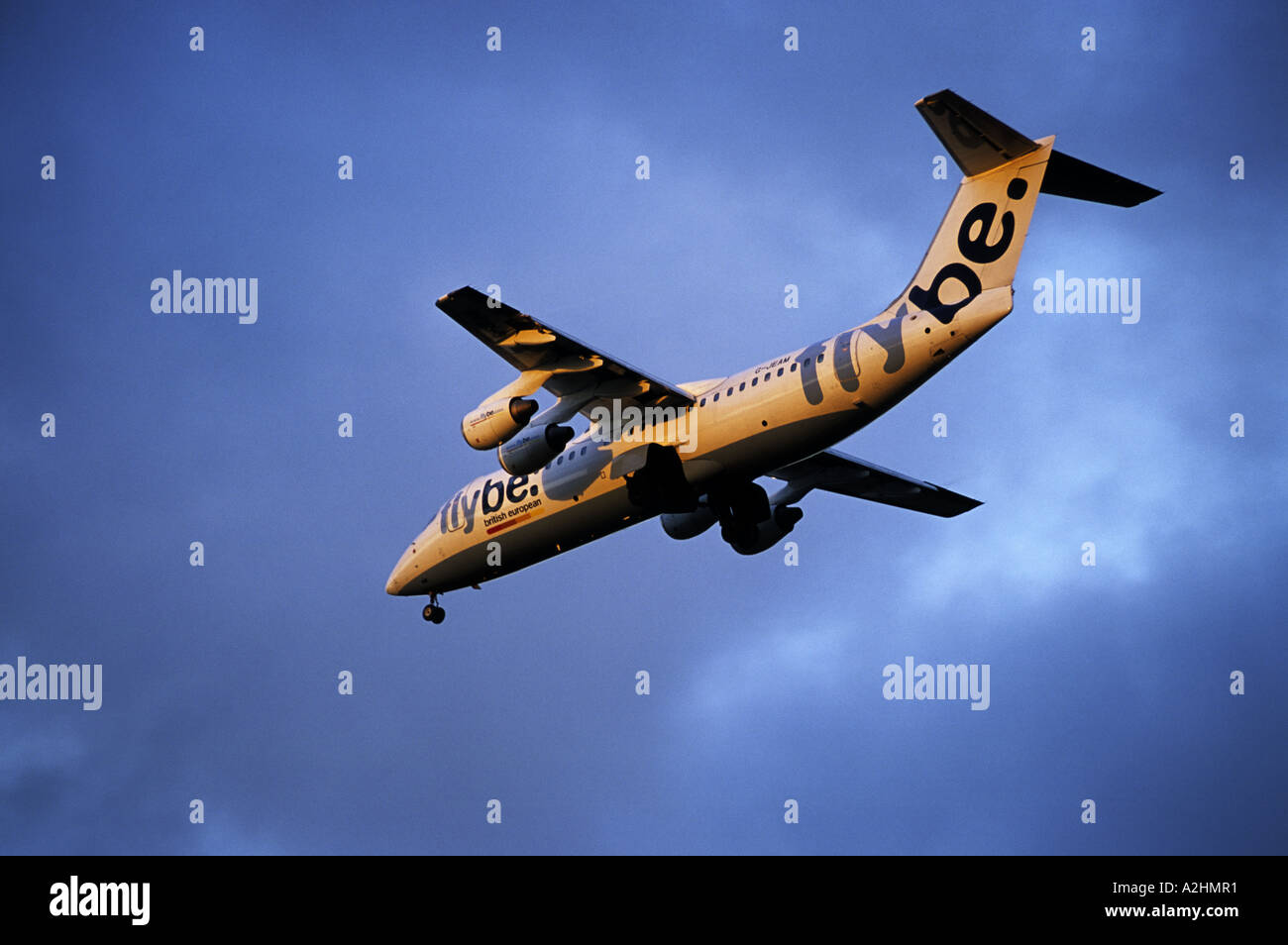 fliegen werden BAe 146 300 Flugzeug nähert sich der internationale Flughafen Birmingham, West Midlands, England, UK Stockfoto