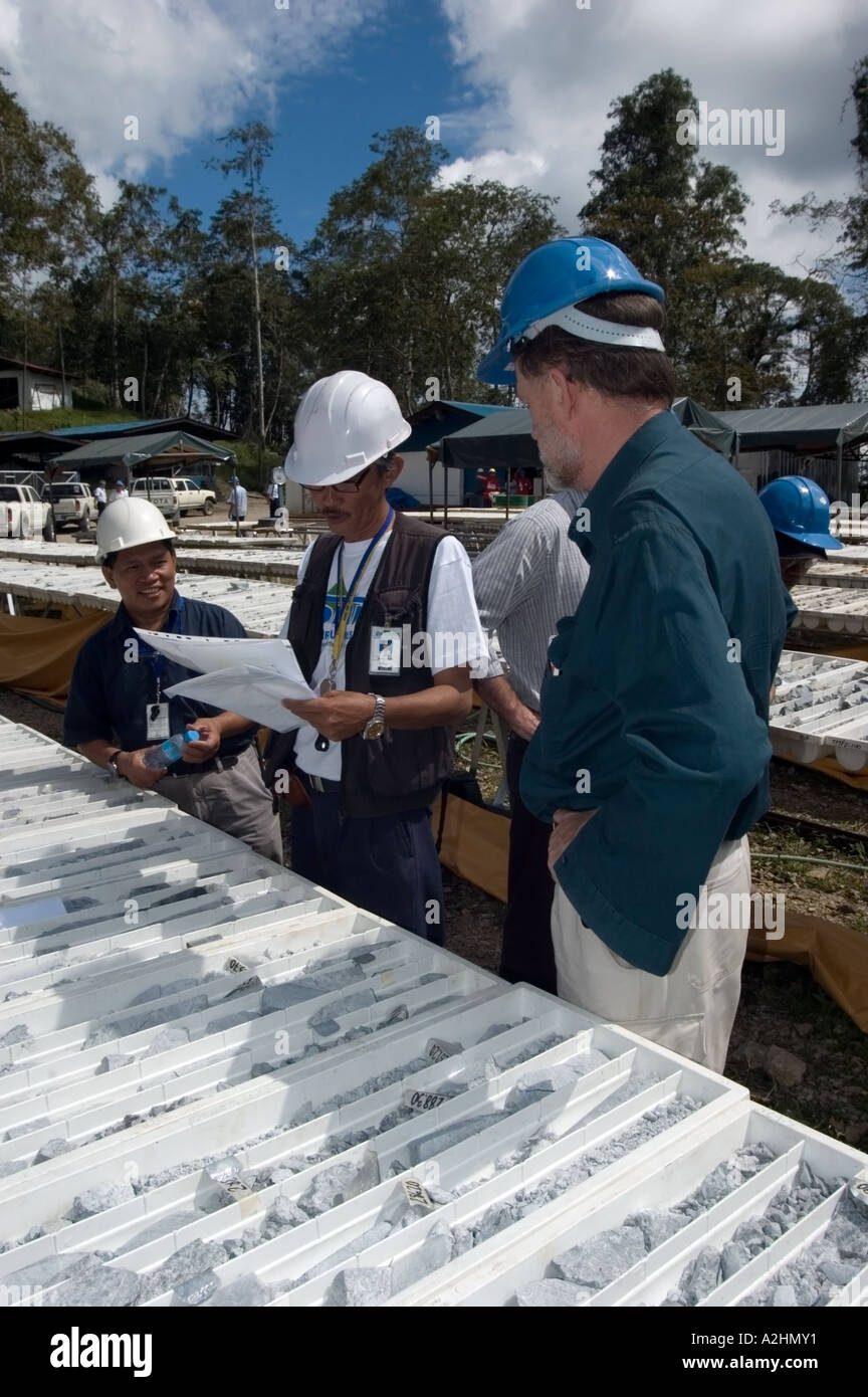 Australian Mining co Studien Bohrkernen vom Bohren weltgrößten Kupfermine, Tampakan, South Cotobato, Mindanao, Phils. Stockfoto