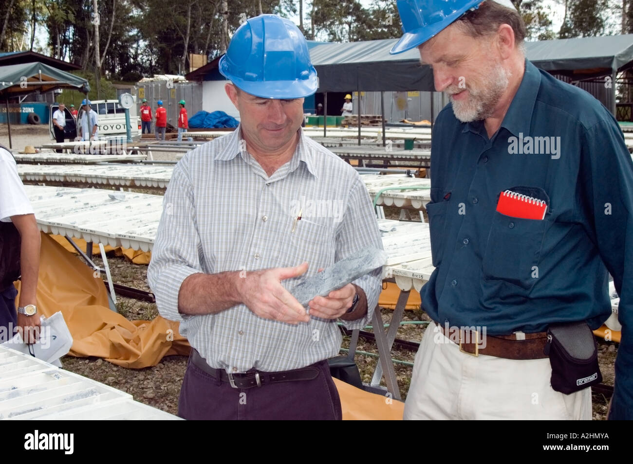 Australian Mining co Studien Bohrkernen vom Bohren weltgrößten Kupfermine, Tampakan, South Cotobato, Mindanao, Phils. Stockfoto