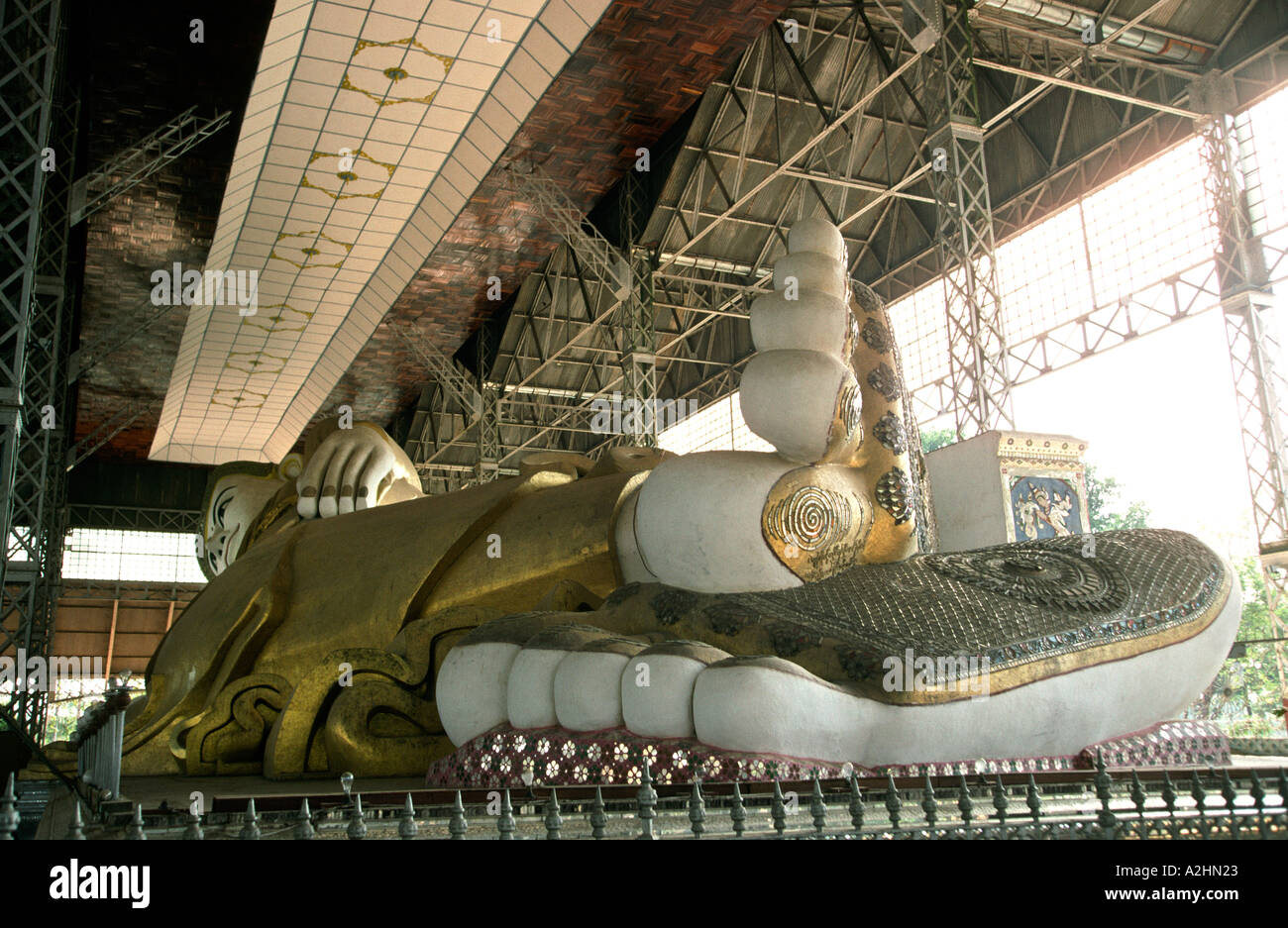 Myanmar-Burma-Bago-Religion Buddhismus der Shwethalyaung liegender Buddha 55 m lang und von 16 Meter hoch Stockfoto