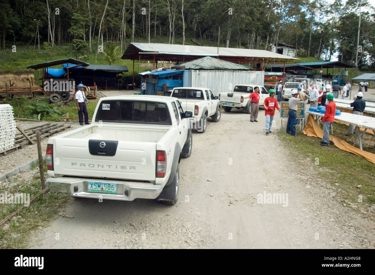 Sicherheit kontrolliert Konvoi um zu verhindern, Entführung, Tampakan, Provinz South Cotabato, Mindanao, Philippinen. Stockfoto