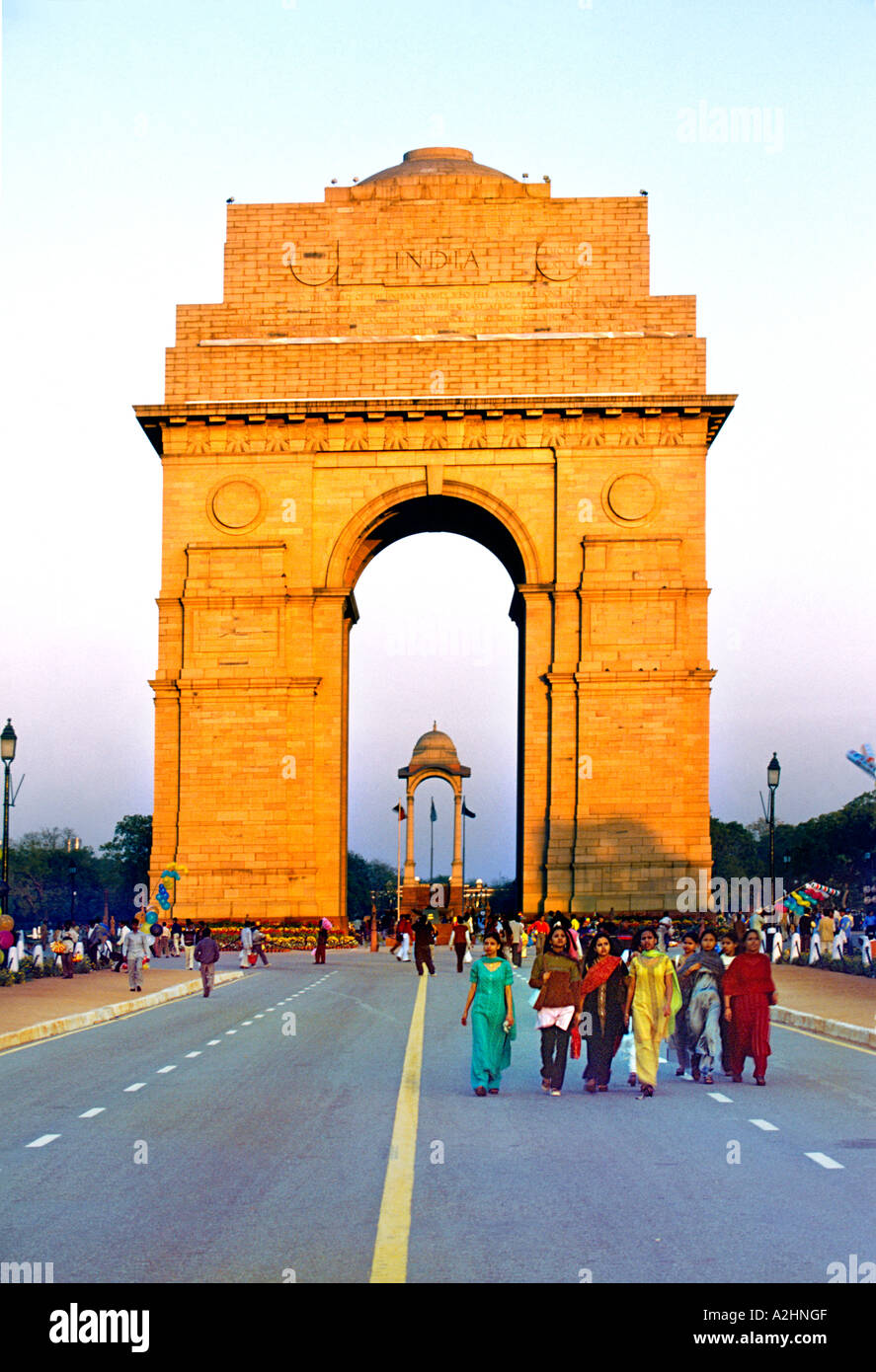 Indische Mädchen gehen Sie der Rajpath (The Royal Street) mit India Gate im Hintergrund. Stockfoto