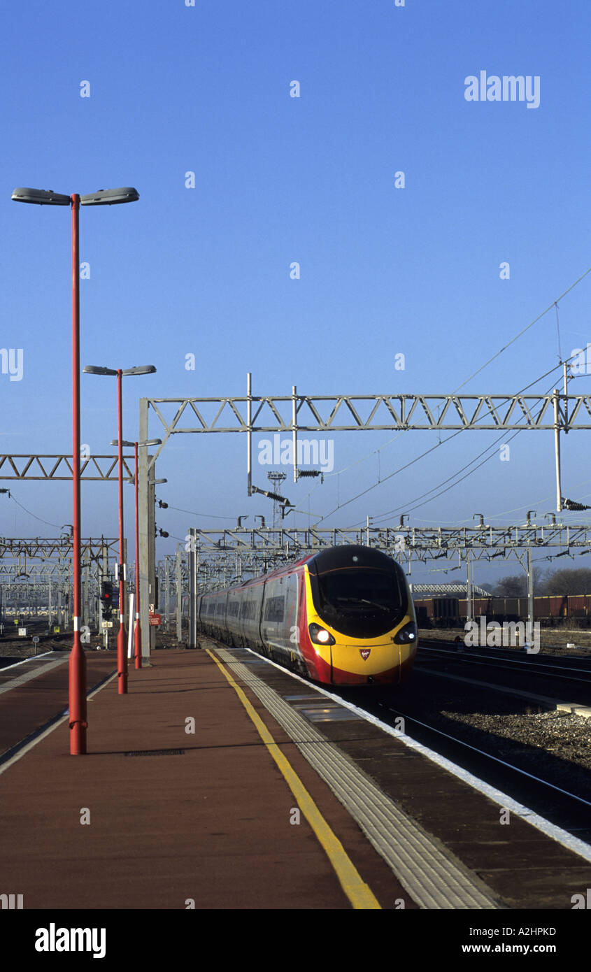 Jungfrau Pendolino-Zug an der Rugby-Station, Warwickshire, England, UK Stockfoto