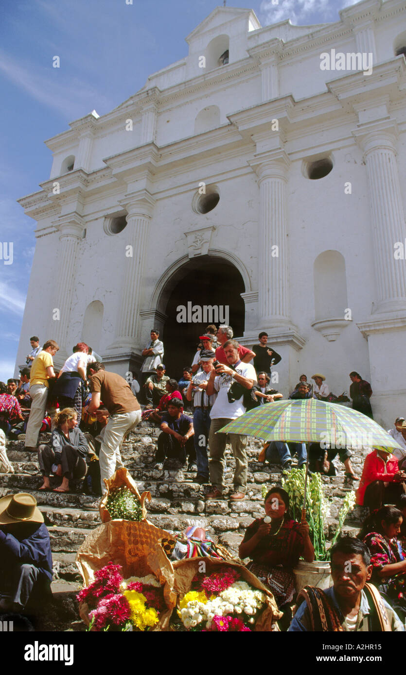 Touristen und Einheimische sitzen auf den Stufen der Iglesia de Santo Tomás in Chichicastenango in Guatemala Stockfoto