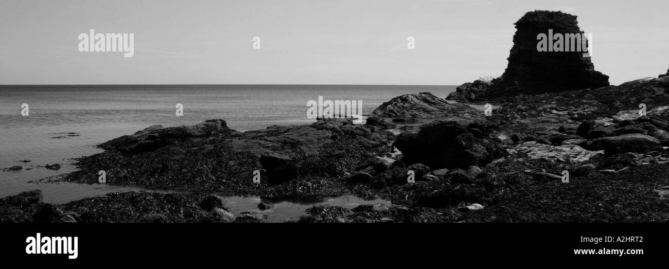 S/w Panorama Seelandschaft von Felsen rund um Charlestown, Cornwall Stockfoto