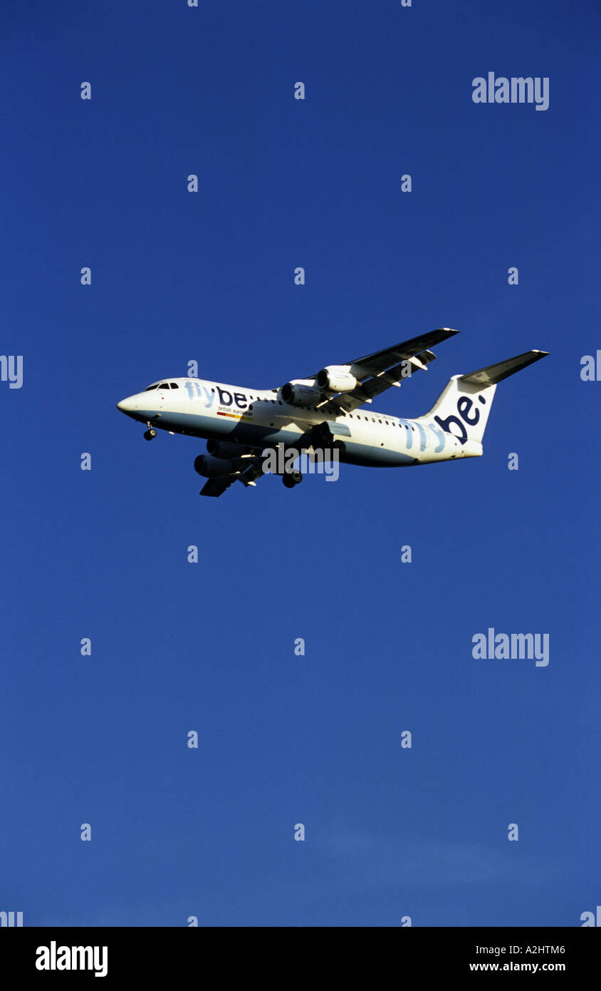 Flybe BAe 146 300 Flugzeug nähert sich der internationale Flughafen Birmingham, West Midlands, England, UK Stockfoto