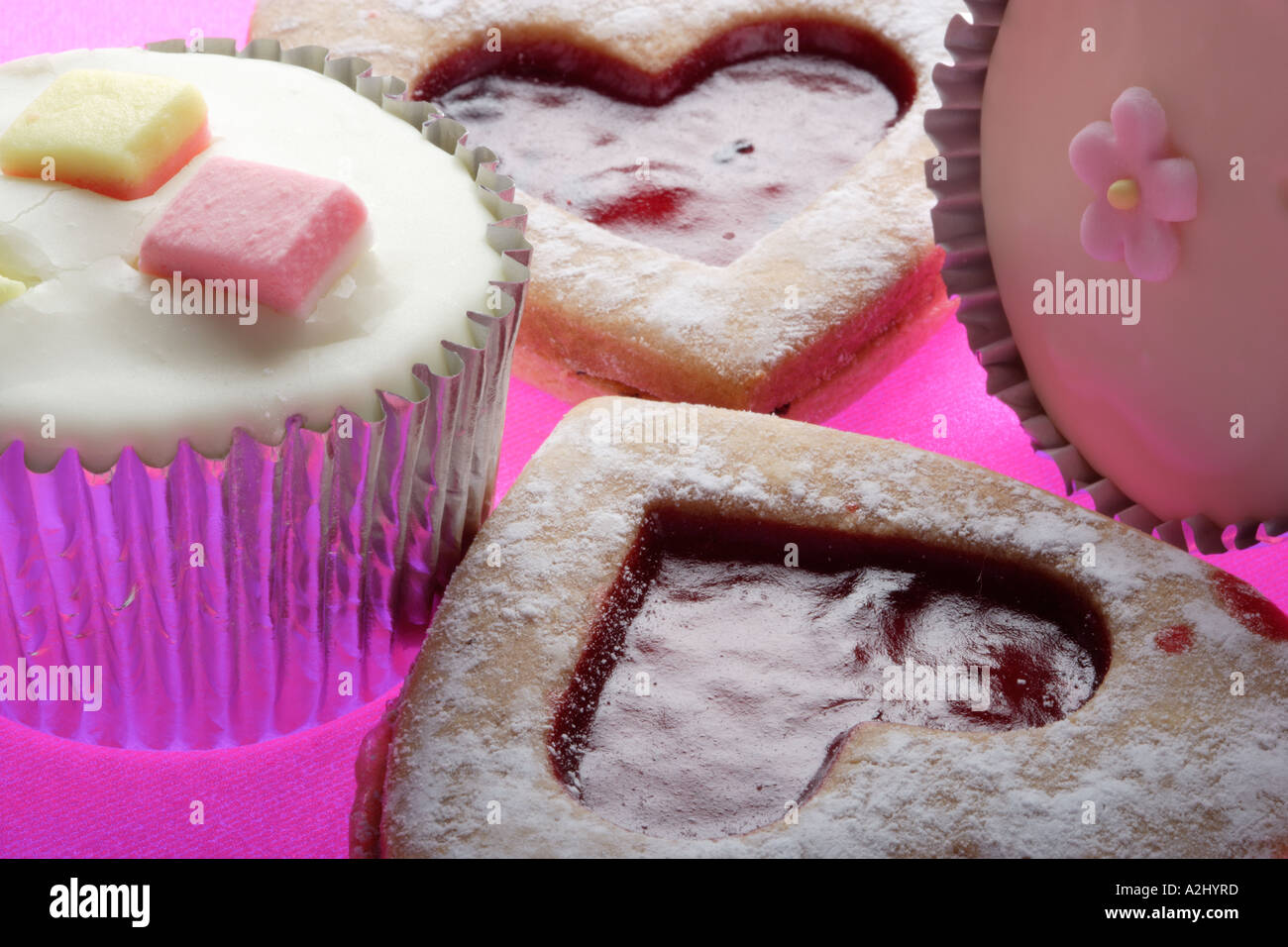Schwamm Tasse Kuchen mit Zuckerguss und Herz Marmelade Kuchen Stockfoto