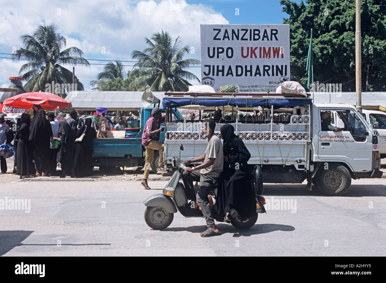 Sansibars Central Market beinhaltet den Transport Open-Side-Bus;  in dieser weitgehend muslimischen Gesellschaft tragen die meisten Frauen schwarz Bui-buis Stockfoto