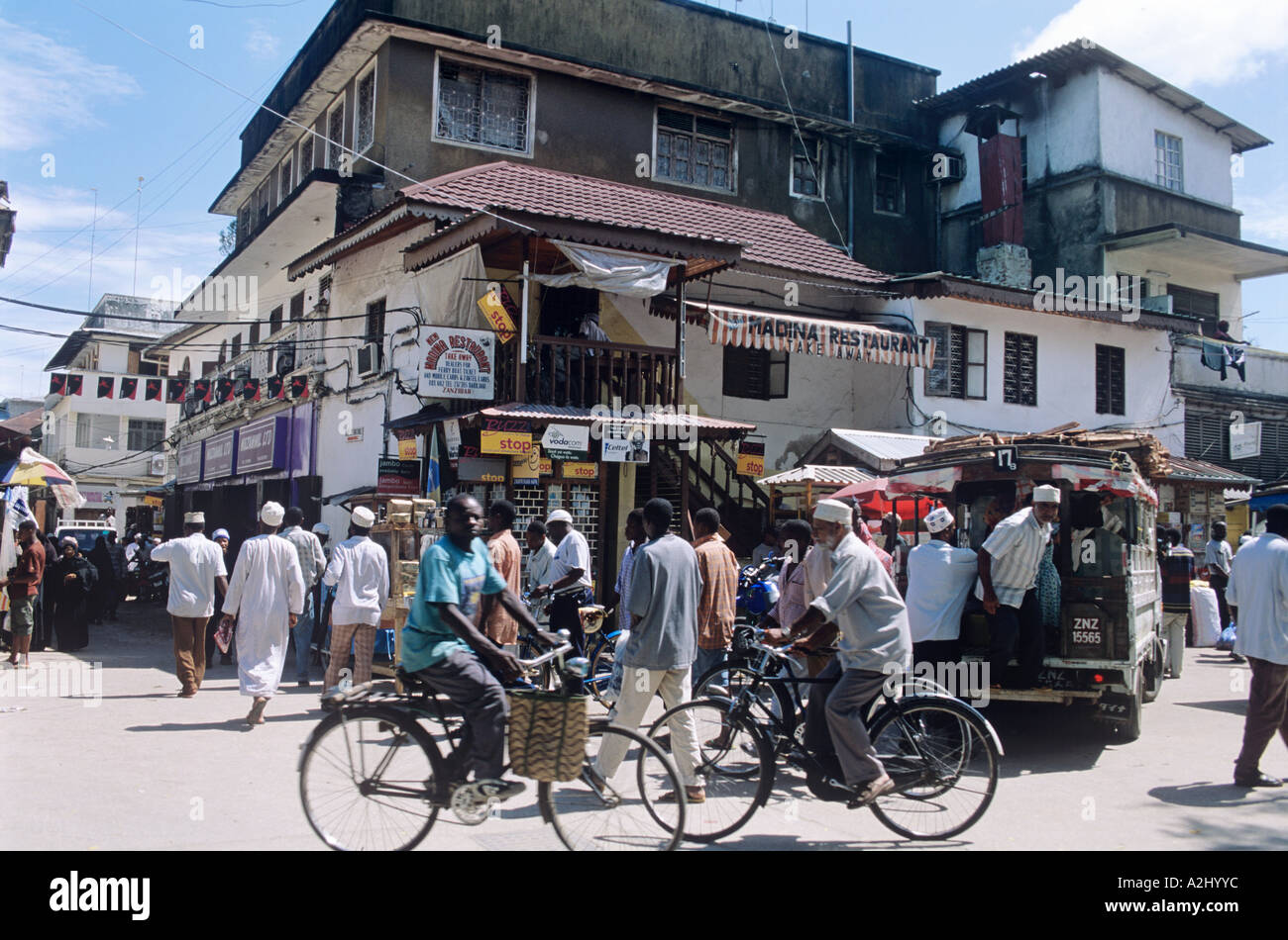 Sansibars Central Market beinhaltet den Transport Open-Side-Bus; in dieser weitgehend muslimischen Gesellschaft tragen die meisten Frauen schwarz Bui-buis Stockfoto