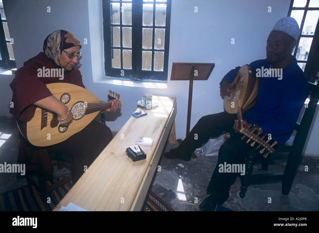 Unterricht in Sansibars Musik Akademie ägyptischen Dr Enaa Labib (links) Zanzibari Musiker Makame Faki in die Feinheiten des oud Stockfoto