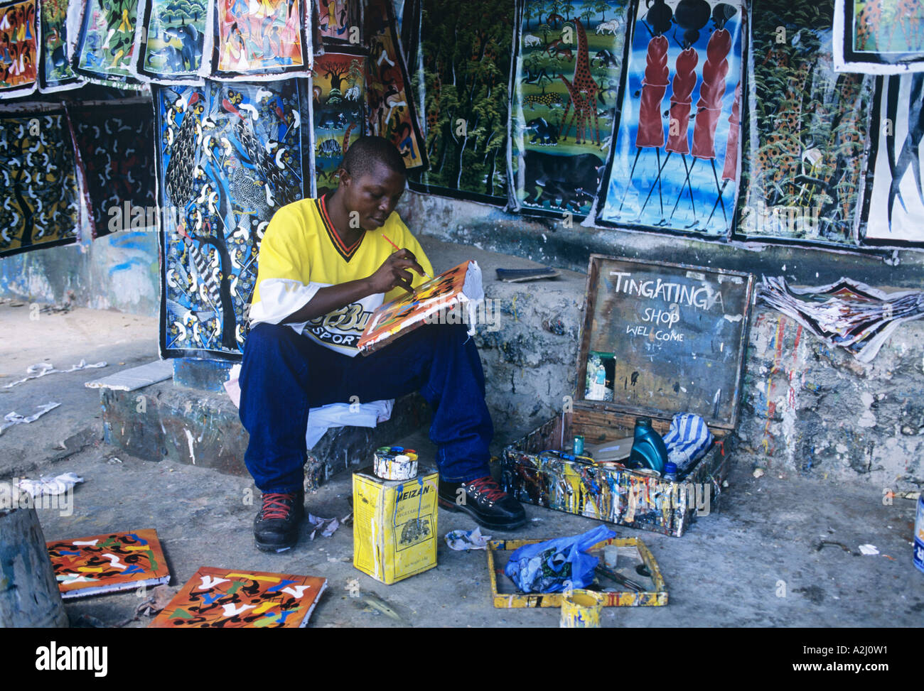 Ein Zanzibari Street-Artist nennt sich Cheti malt viele Themen in der beliebten Tingatinga-Stil Stockfoto