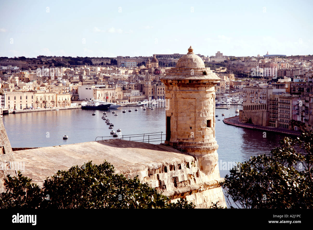 Vedette an Ecke der Stadtmauer mit Blick auf Kalkara Creek Valletta Malta Stockfoto