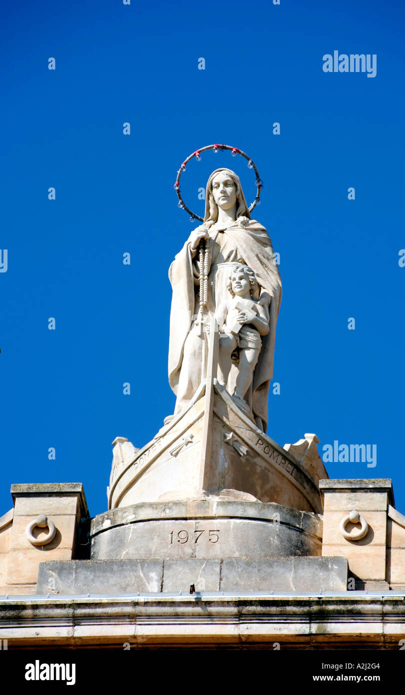 Statue der Jungfrau Maria und Jesus im traditionellen Luzzu Angeln Boot Kirche Saint Anne Marsaxlokk Malta Stockfoto