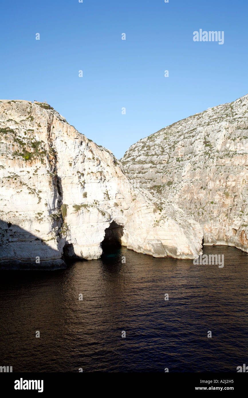 Kalkstein-Klippen und Meer Höhle nahe der blauen Grotte Malta Stockfoto