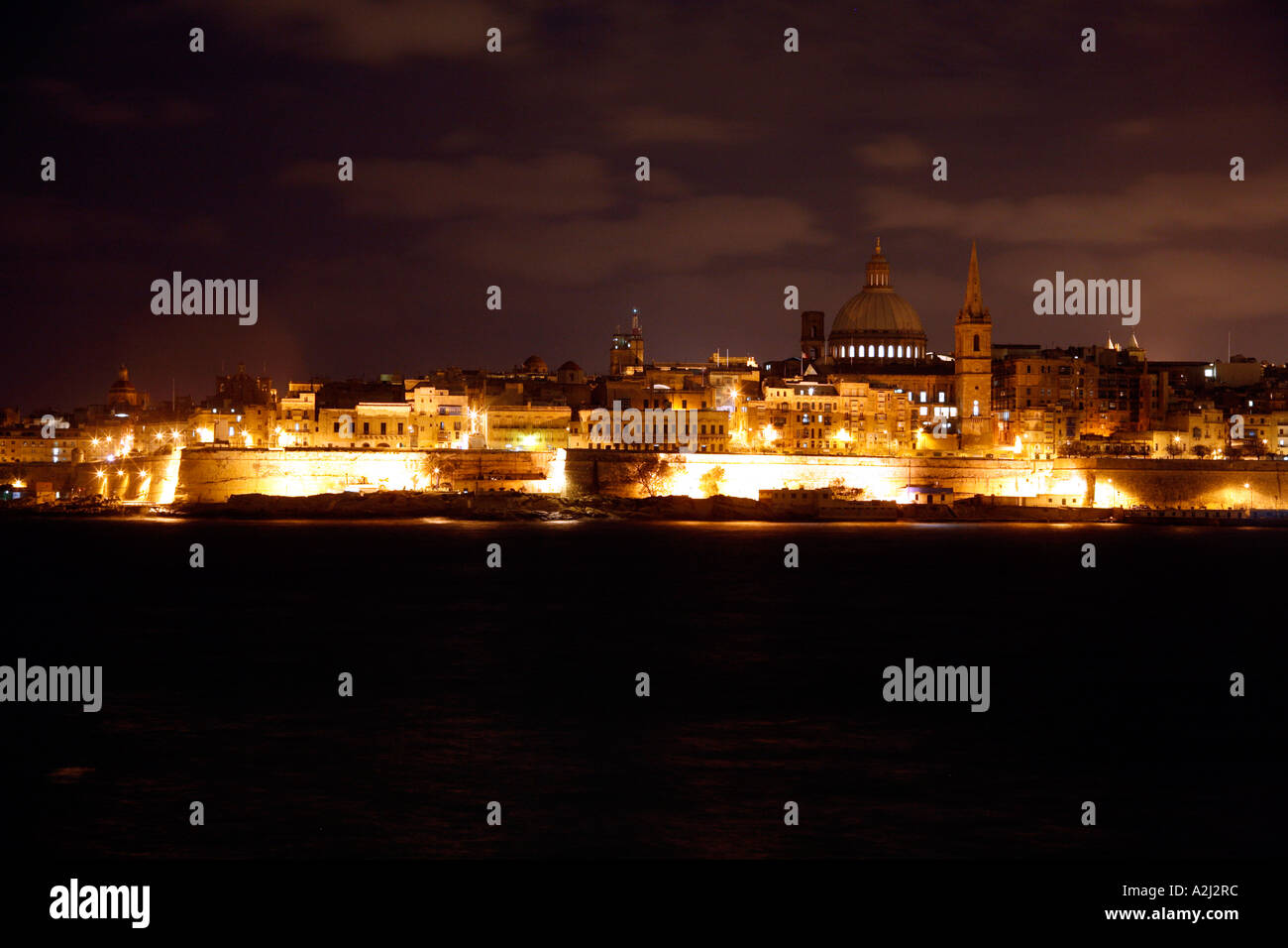 Nachtansicht Zeit von Valletta aus Tigne durch den Marsamxett Harbour Malta suchen Stockfoto