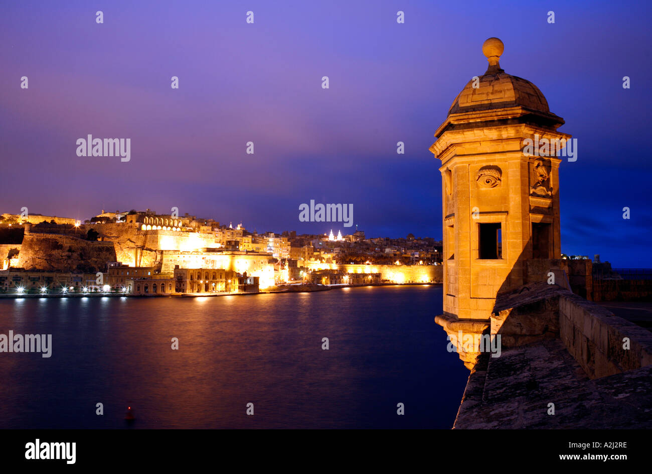 Stadt von Valletta, Malta in der Nacht von den Vedette an der Spitze der Senglea betrachtet Stockfoto