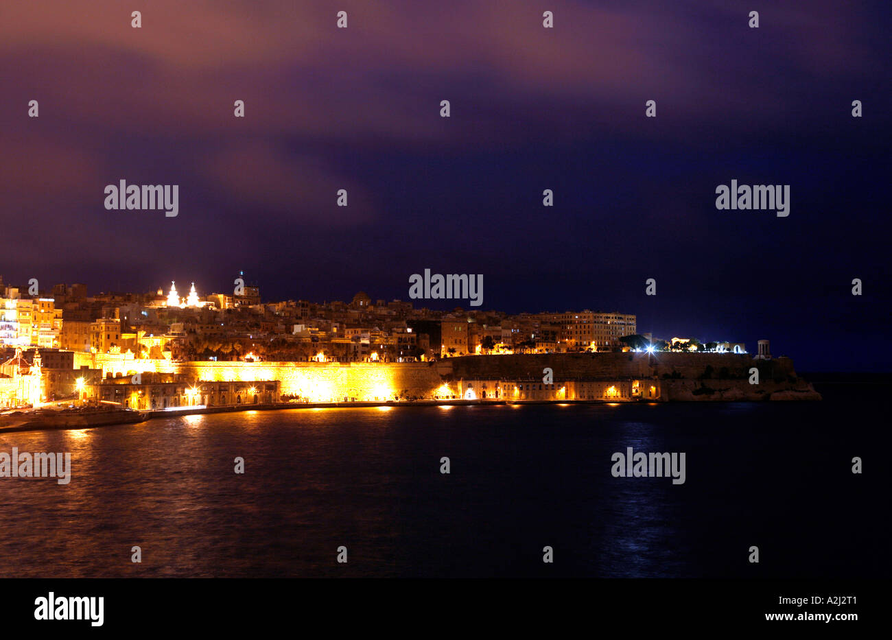 Stadt von Valletta, Malta in der Nacht von den Vedette an der Spitze der Senglea betrachtet Stockfoto