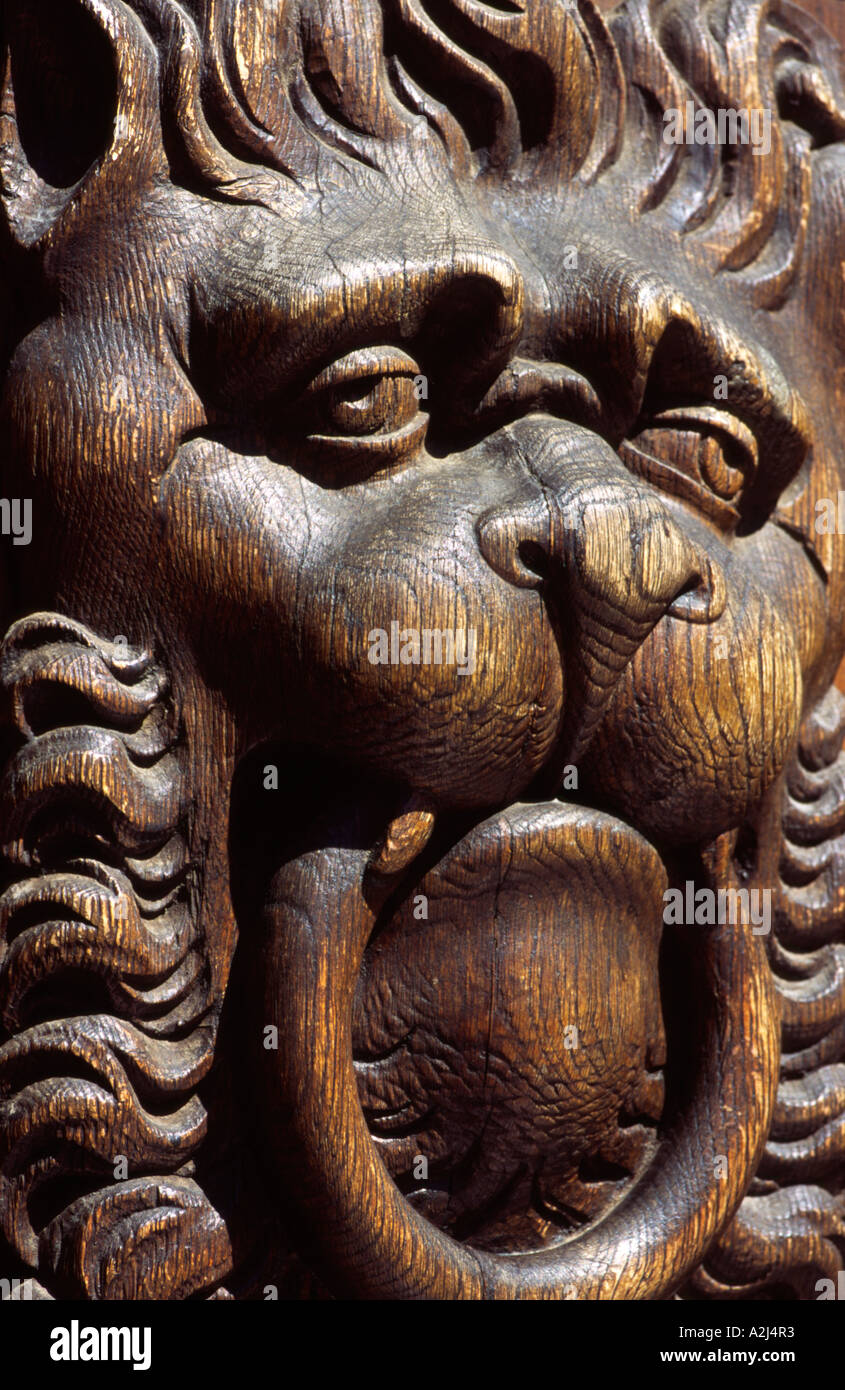 Hölzernes Schnitzen eines Löwen auf die Tür zum Rathaus, Prag, Tschechische Republik Stockfoto