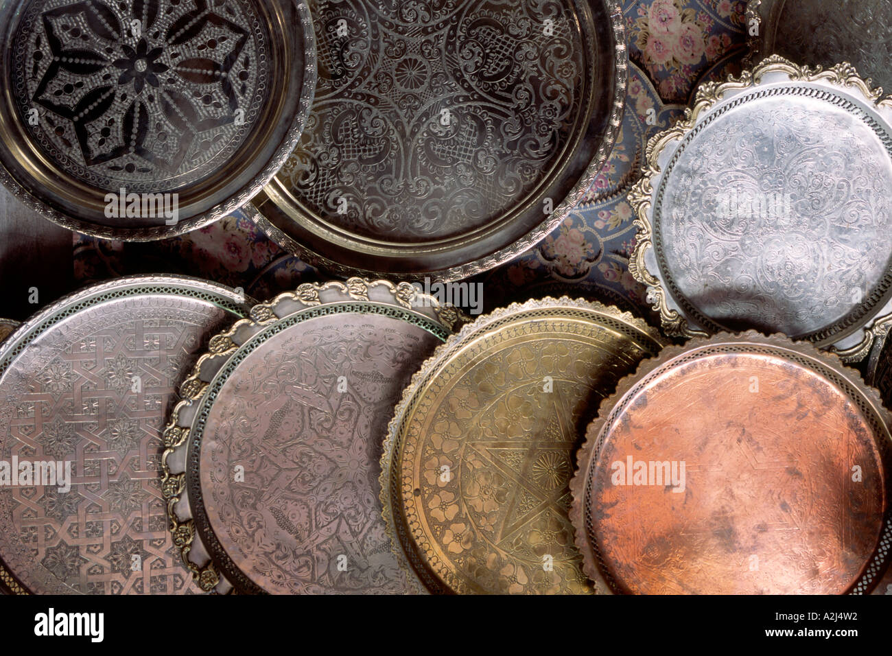 Zinn und Kupfer-Platten für den Verkauf in der Souhks von Marrakesch, Marokko Stockfoto