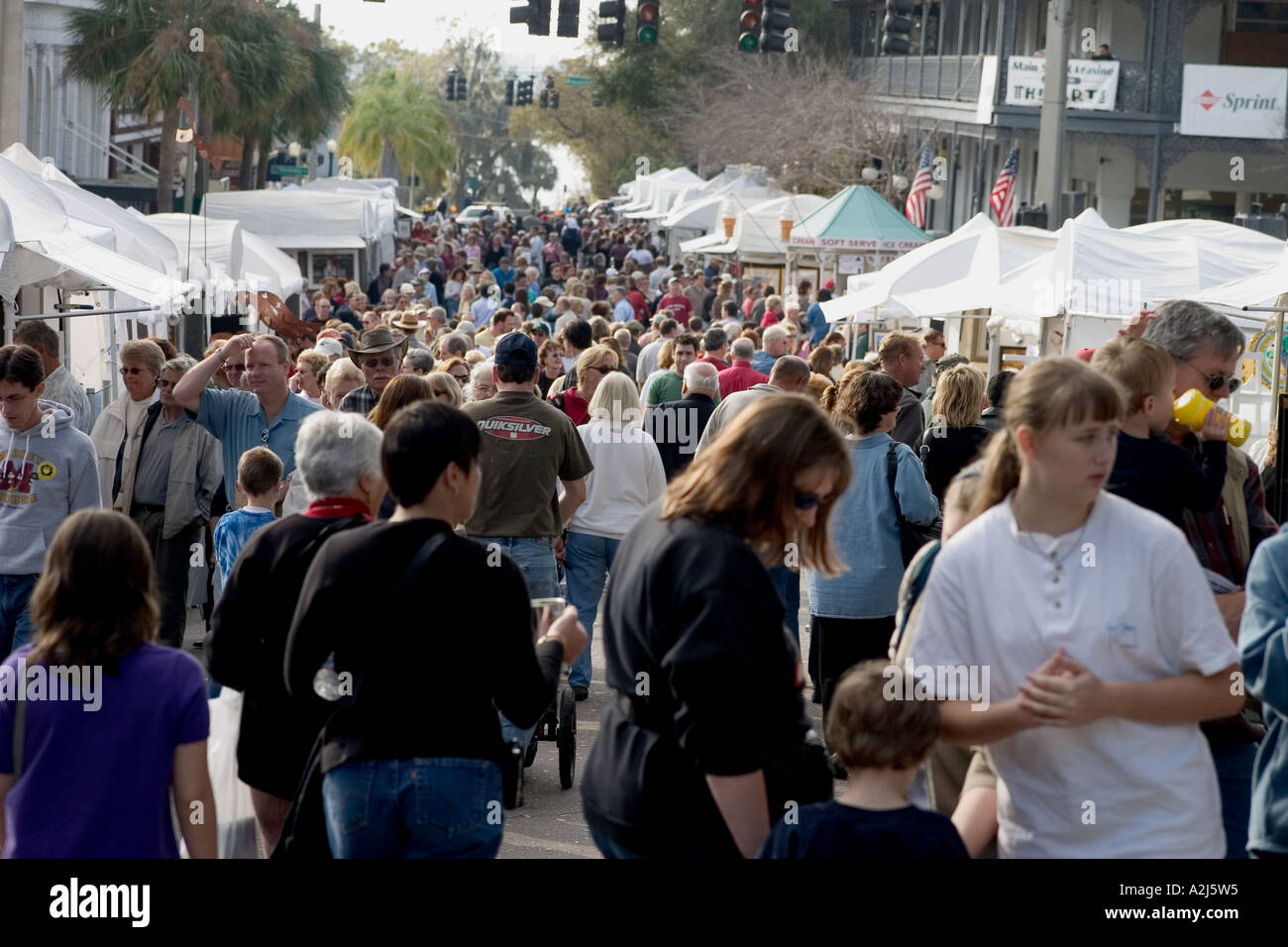 Menschenmassen drängen sich die Main Street in Mount Dora während der jährlichen Kunsthandwerk Show in Mount Dora Florida. Stockfoto