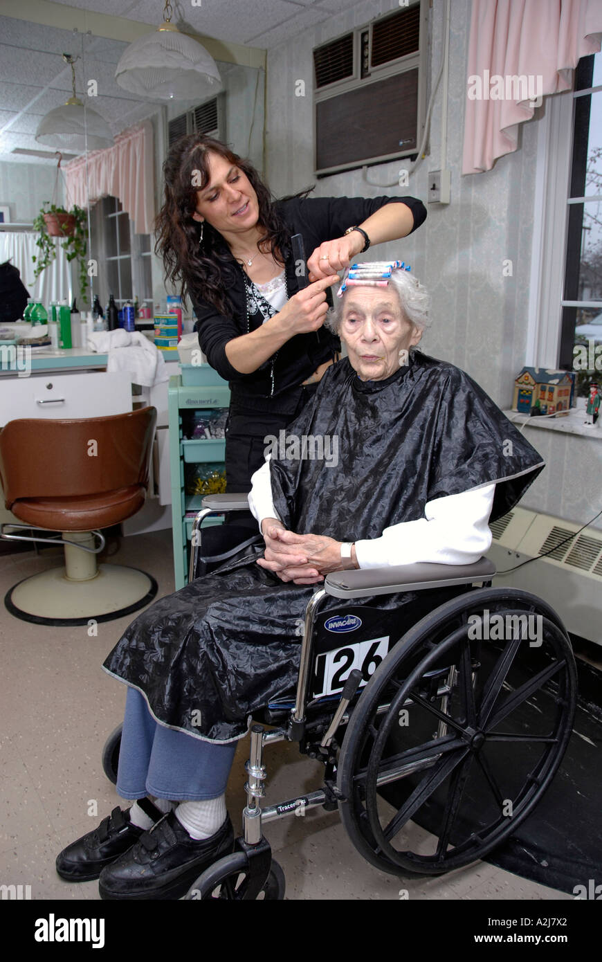 Elderly Lady Hair Salon Stockfotos & Elderly Lady Hair Salon Bilder Alamy
