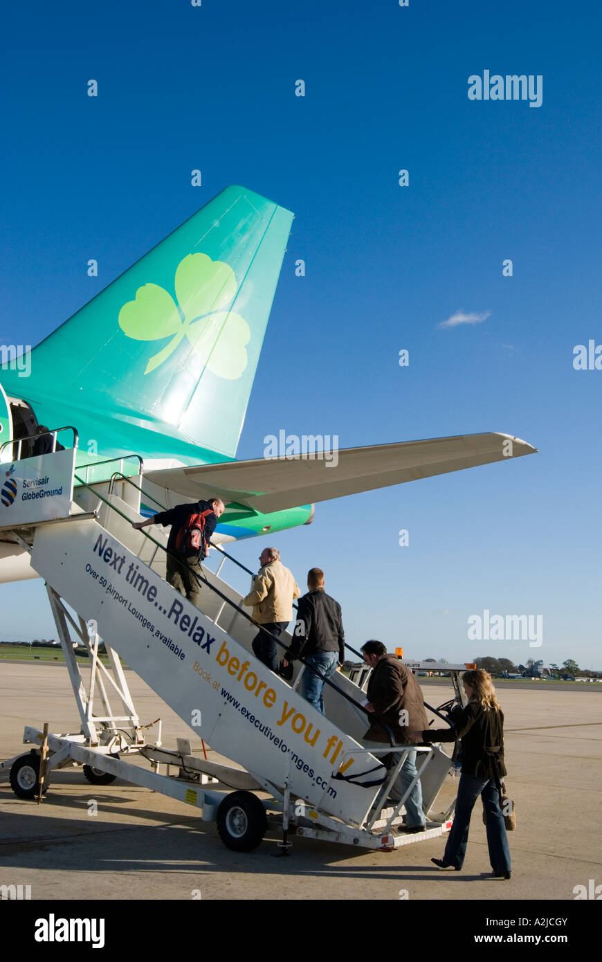 Bristol Airport UK Passagiere ein Aer Lingus Flugzeug Stockfoto