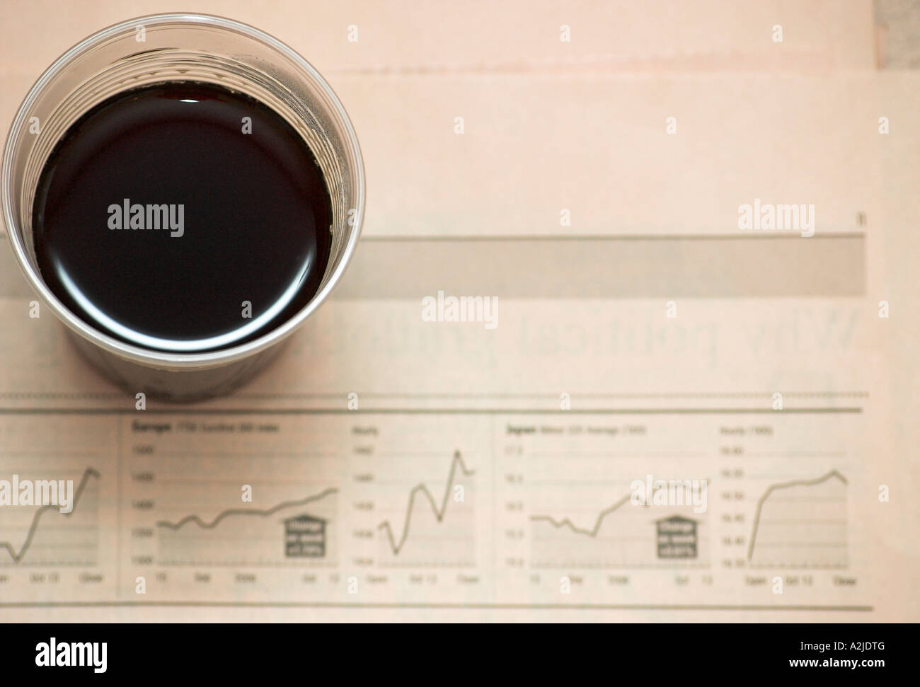 Schwarzen Kaffee auf Finanzzeitung Stockfoto