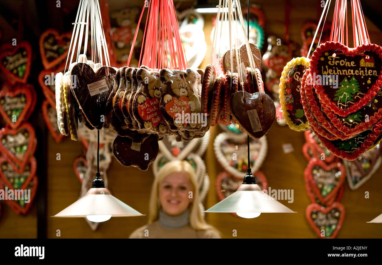 Traditionelle deutsche Süßigkeiten hängen an einem Stand auf dem Frankfurter Weihnachtsmarkt in Birmingham Stockfoto