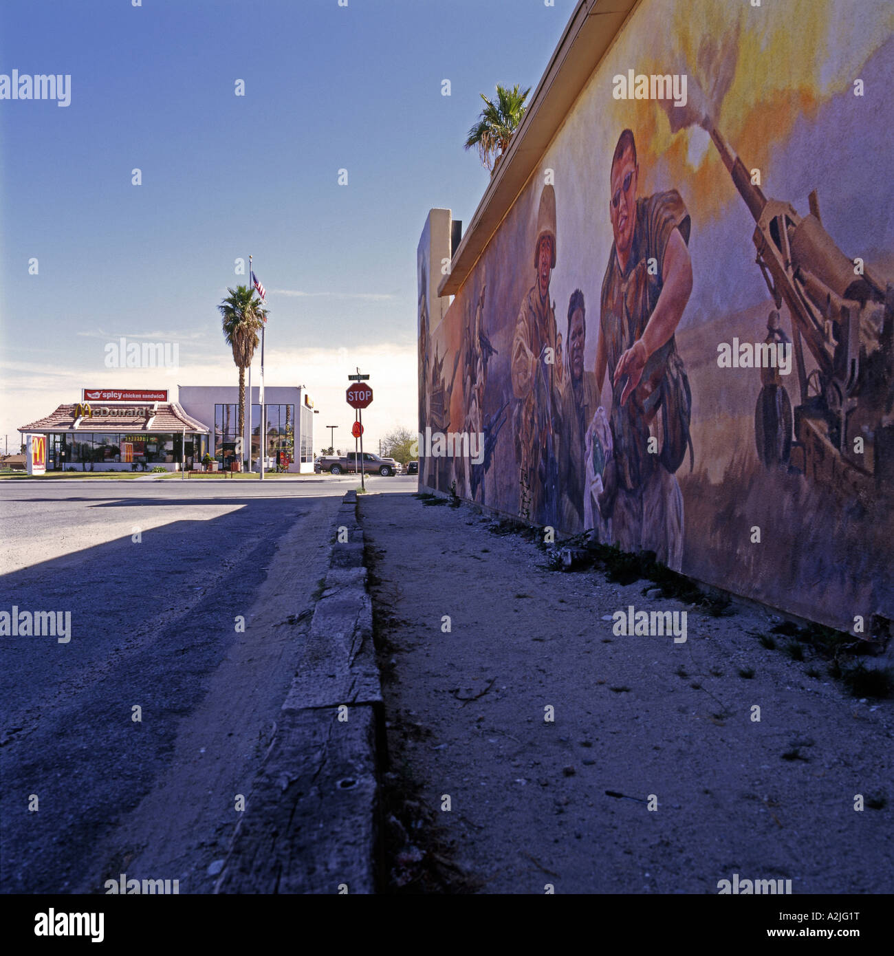 Wandbild Darstellung Krieg-Szene, gemalt auf der Seite eines Gebäudes in Twentynine Palms, Kalifornien, USA. Stockfoto