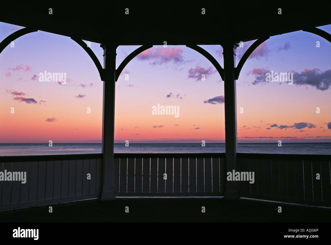 Kanada Ontario Niagara-on-Blick auf den See Lake Ontario gesehen durch die Bögen von einem Pavillon in der Morgendämmerung Stockfoto