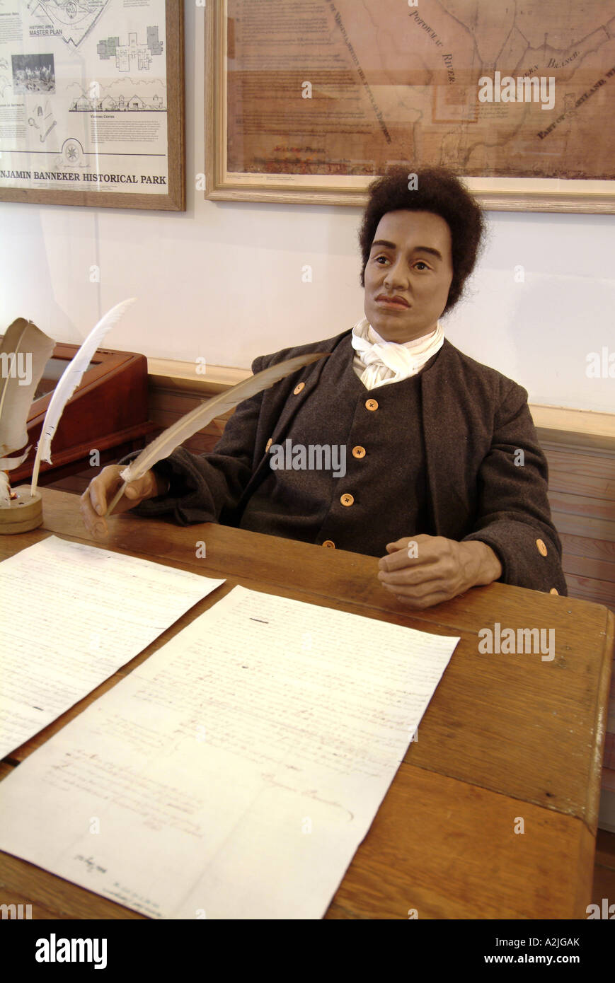 Ein Mannequin Banneker sitzt an einem Schreibtisch mit einer Kopie eines Briefes schickte er an Thomas Jefferson Stockfoto