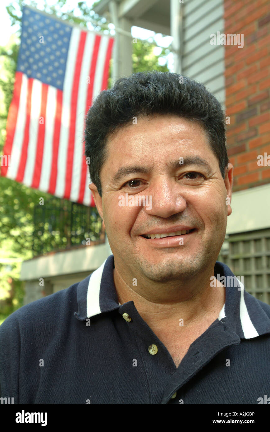 Hispanic Mann in seinem Haus Silver Spring Maryland mit eine amerikanische Flagge hängen Stockfoto